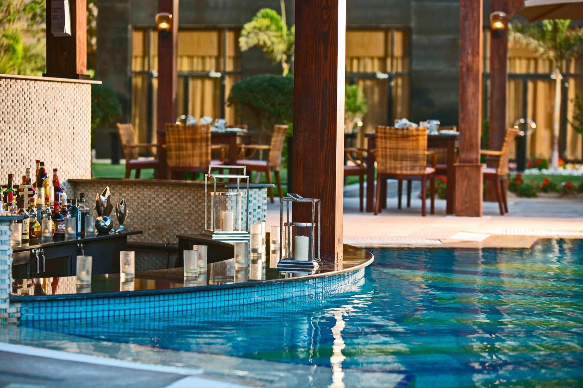 Renaissance Cairo Mirage City Hotel Bagian luar foto The swimming pool at the hotel