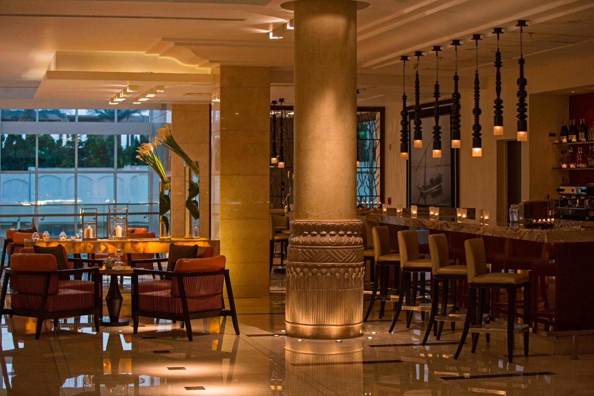 Renaissance Cairo Mirage City Hotel Bagian luar foto The Bar