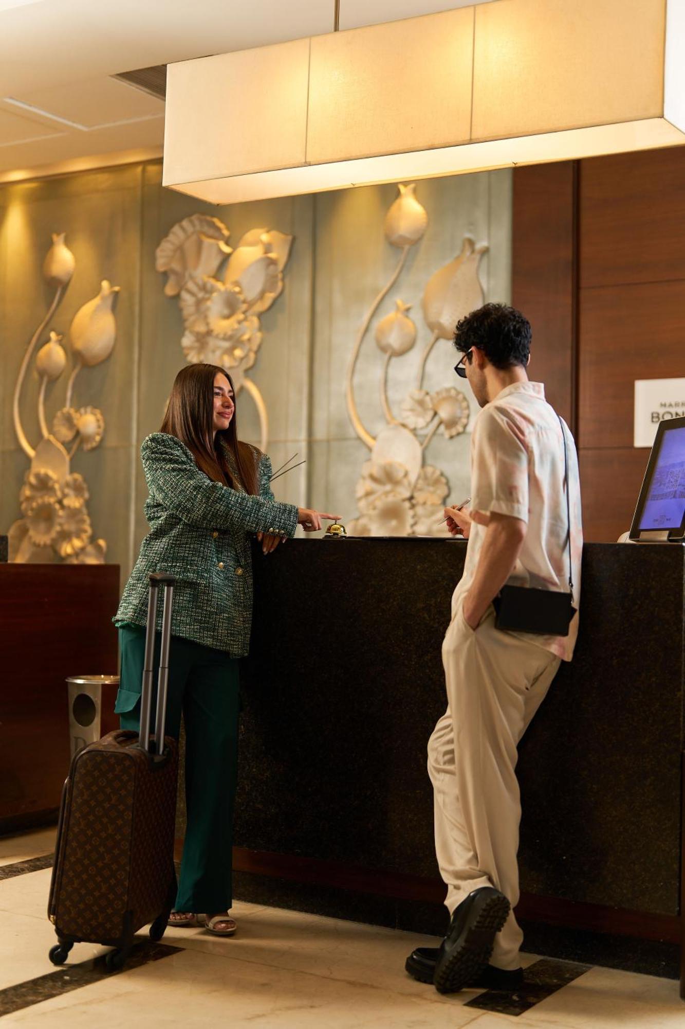 Renaissance Cairo Mirage City Hotel Bagian luar foto A hotel receptionist