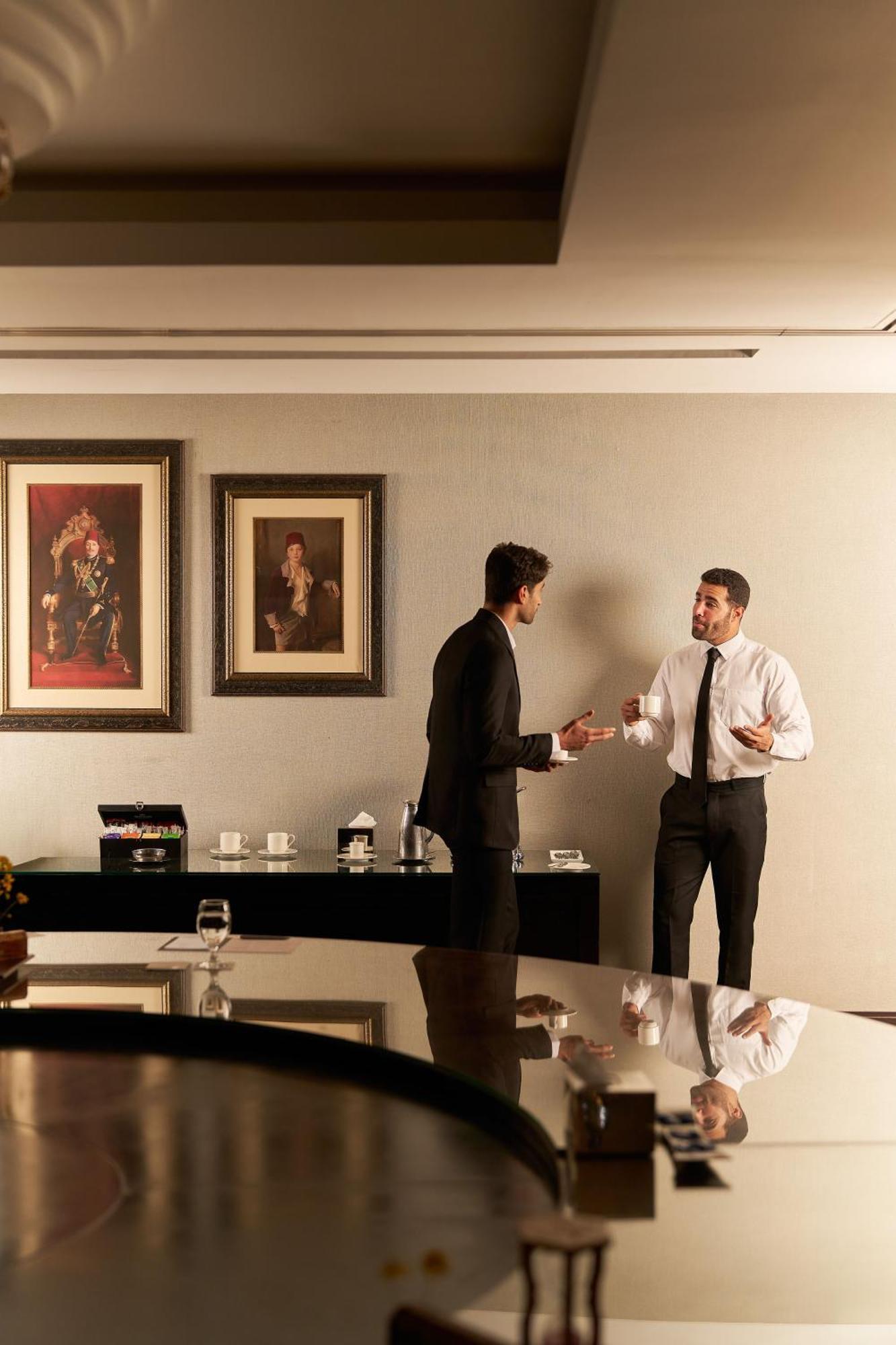 Renaissance Cairo Mirage City Hotel Bagian luar foto A butler serving tea