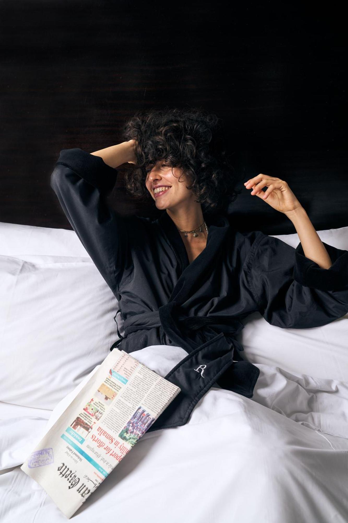 Renaissance Cairo Mirage City Hotel Bagian luar foto A woman wearing a bathrobe