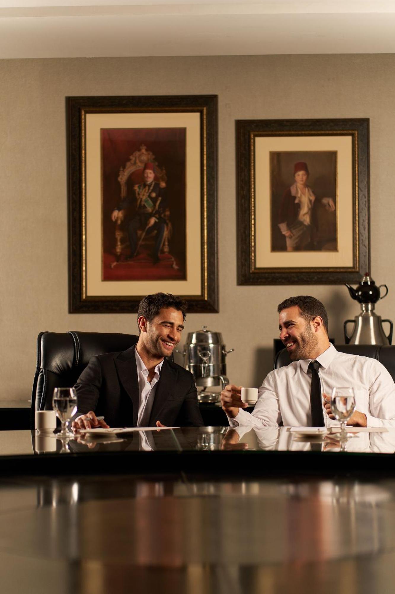 Renaissance Cairo Mirage City Hotel Bagian luar foto A butler at work