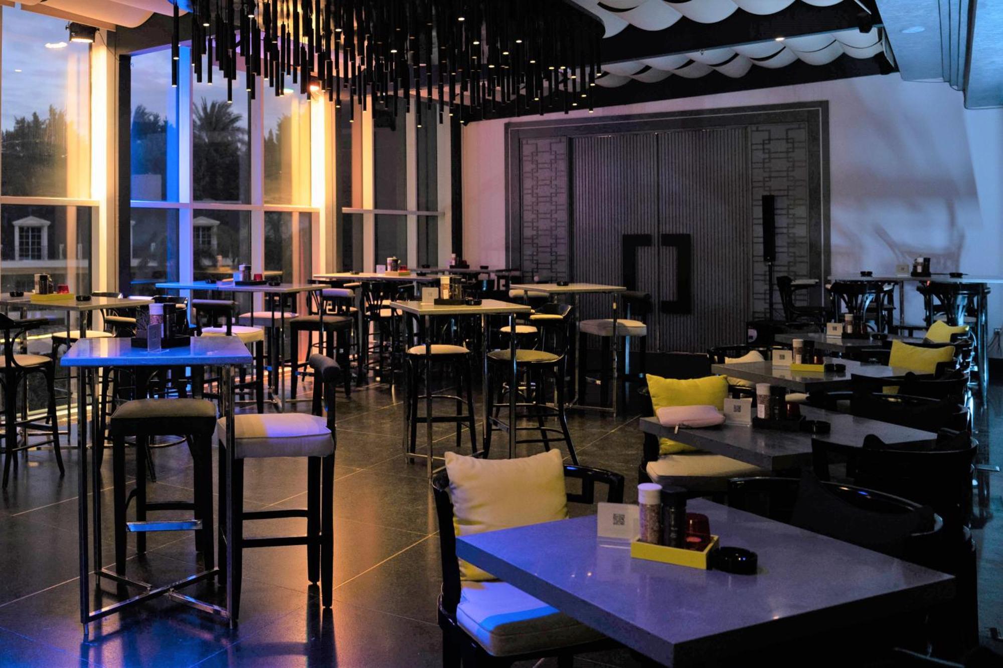 Renaissance Cairo Mirage City Hotel Bagian luar foto The interior of the bar