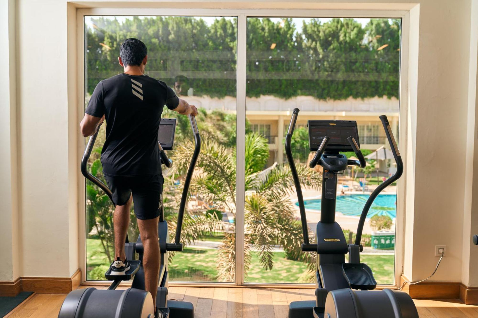 Renaissance Cairo Mirage City Hotel Bagian luar foto A man on an elliptical trainer