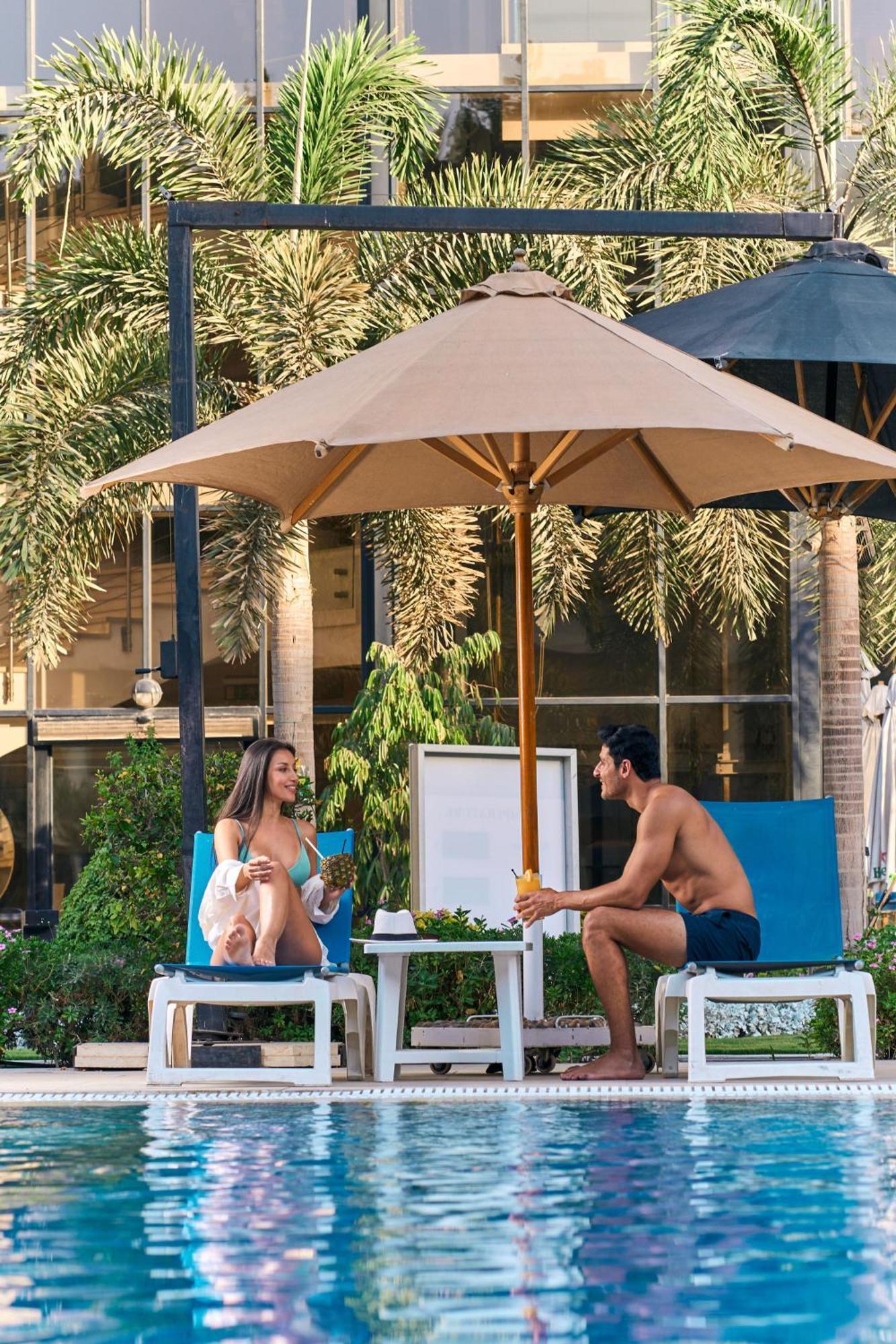 Renaissance Cairo Mirage City Hotel Bagian luar foto Pool at the hotel