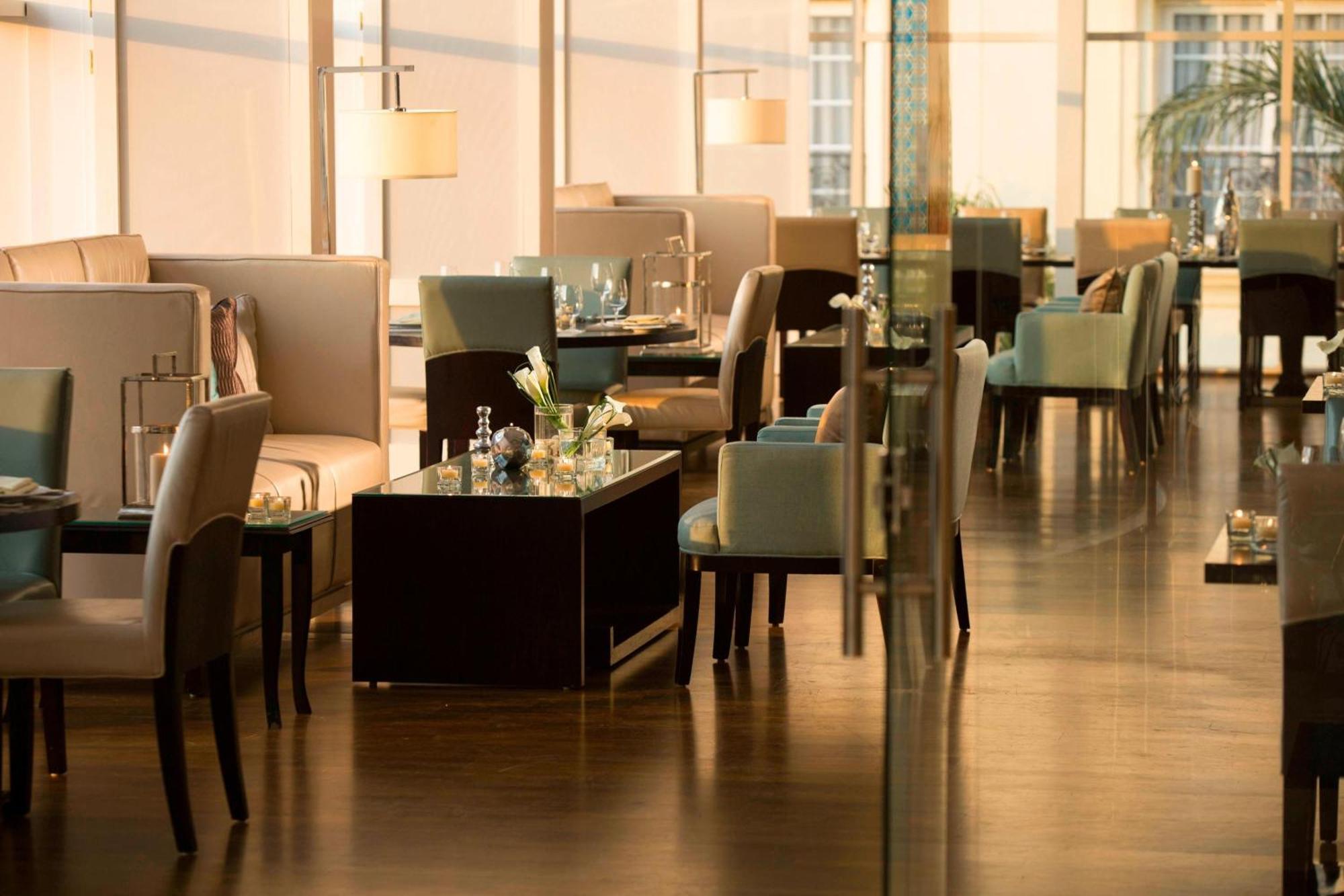 Renaissance Cairo Mirage City Hotel Bagian luar foto The lounge at the airport
