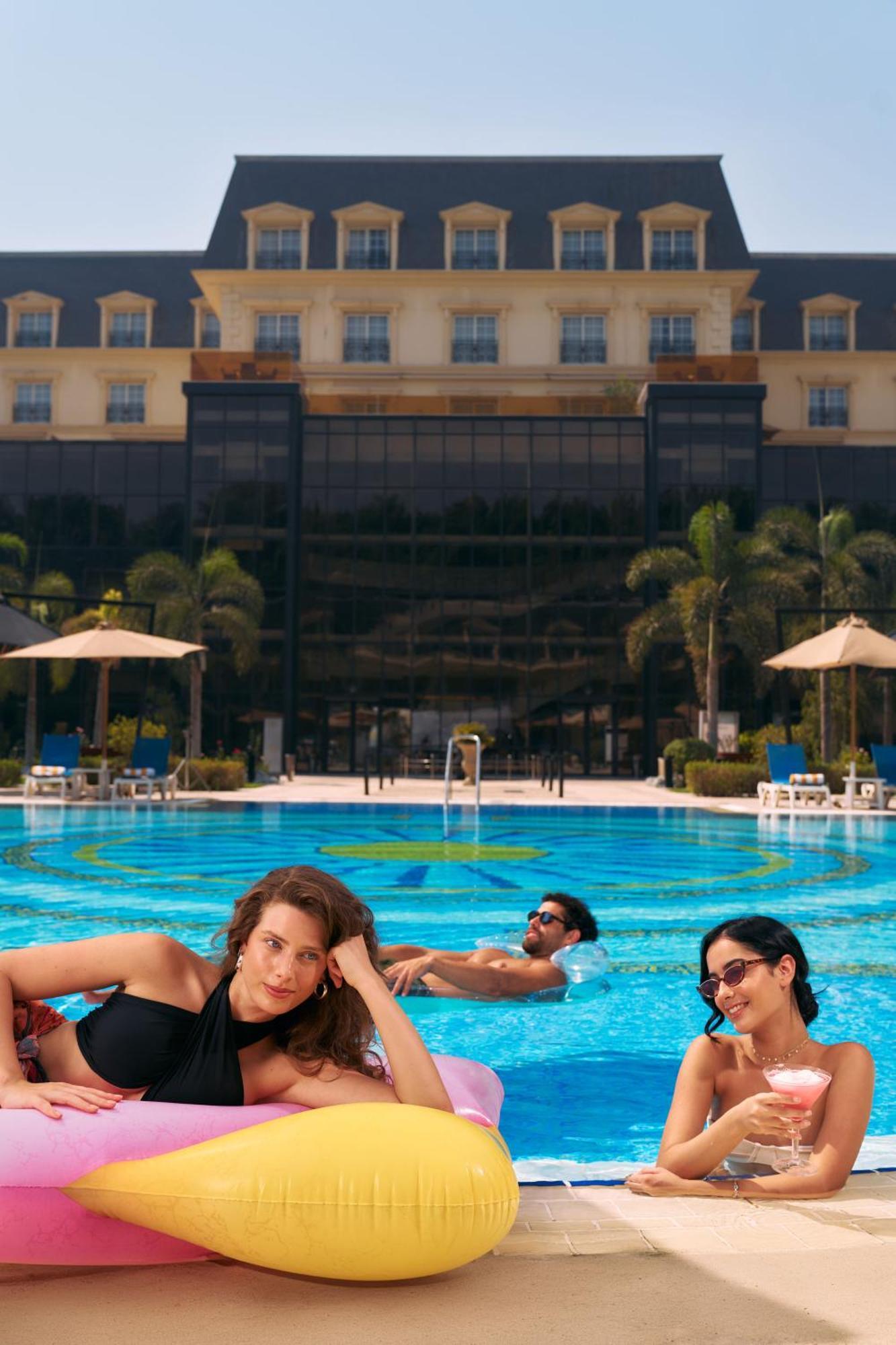 Renaissance Cairo Mirage City Hotel Bagian luar foto The pool at the hotel