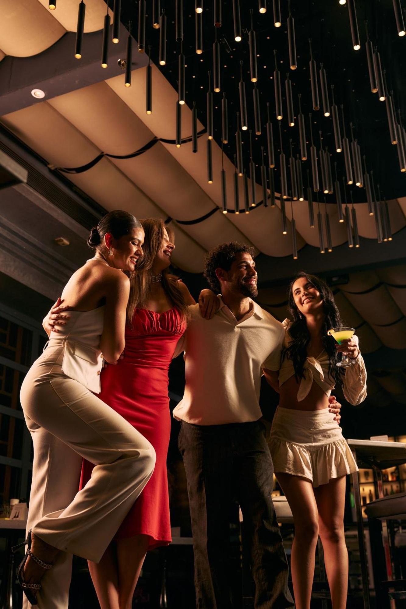 Renaissance Cairo Mirage City Hotel Bagian luar foto A group of people dancing