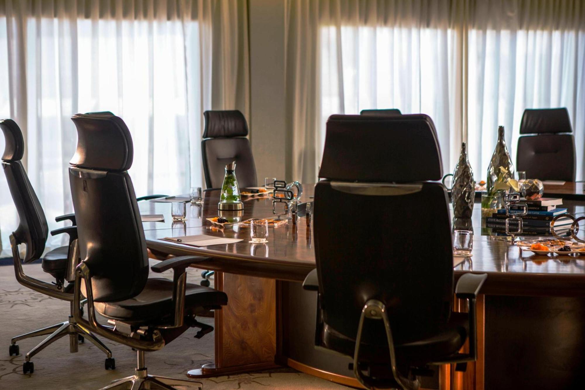 Renaissance Cairo Mirage City Hotel Bagian luar foto The boardroom of the Airbus A380