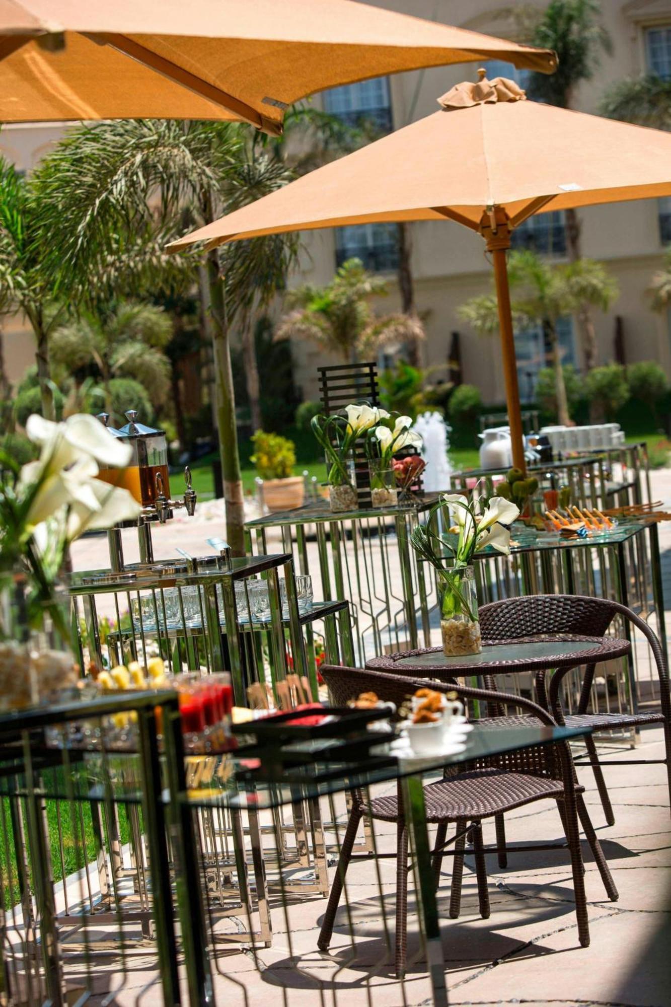Renaissance Cairo Mirage City Hotel Bagian luar foto The hotel's outdoor café