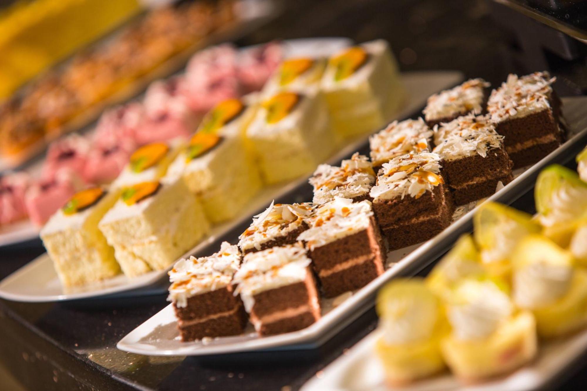 Renaissance Cairo Mirage City Hotel Bagian luar foto Petit fours