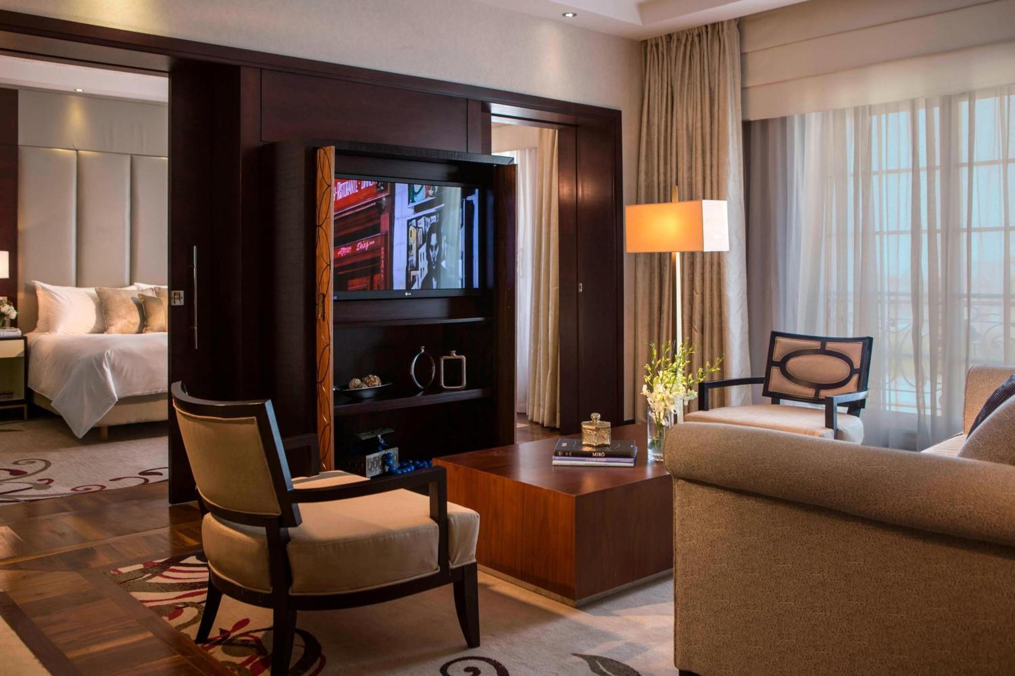 Renaissance Cairo Mirage City Hotel Bagian luar foto A suite at the Taj Mahal Palace, Mumbai
