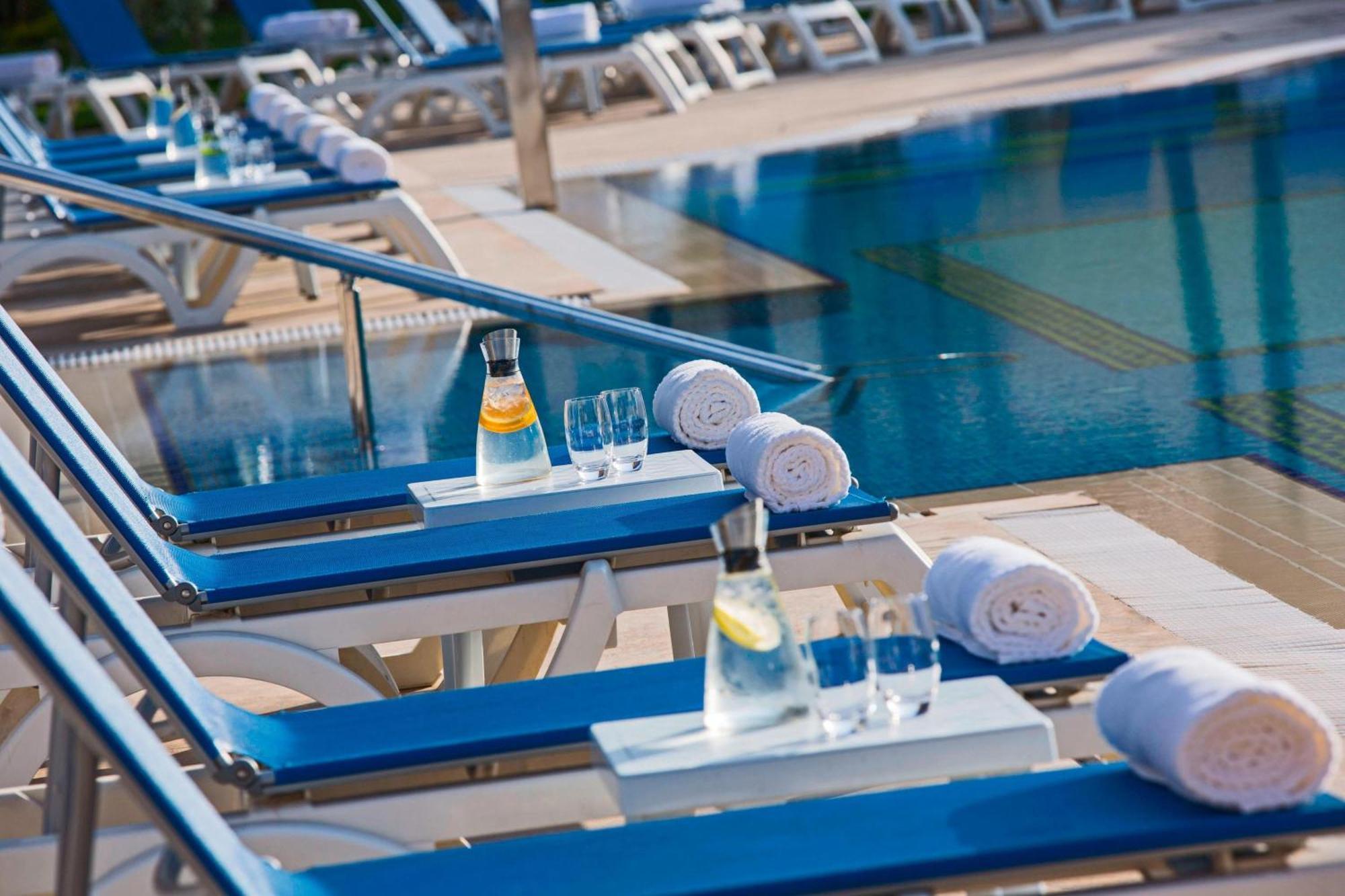 Renaissance Cairo Mirage City Hotel Bagian luar foto Pool at the Hotel