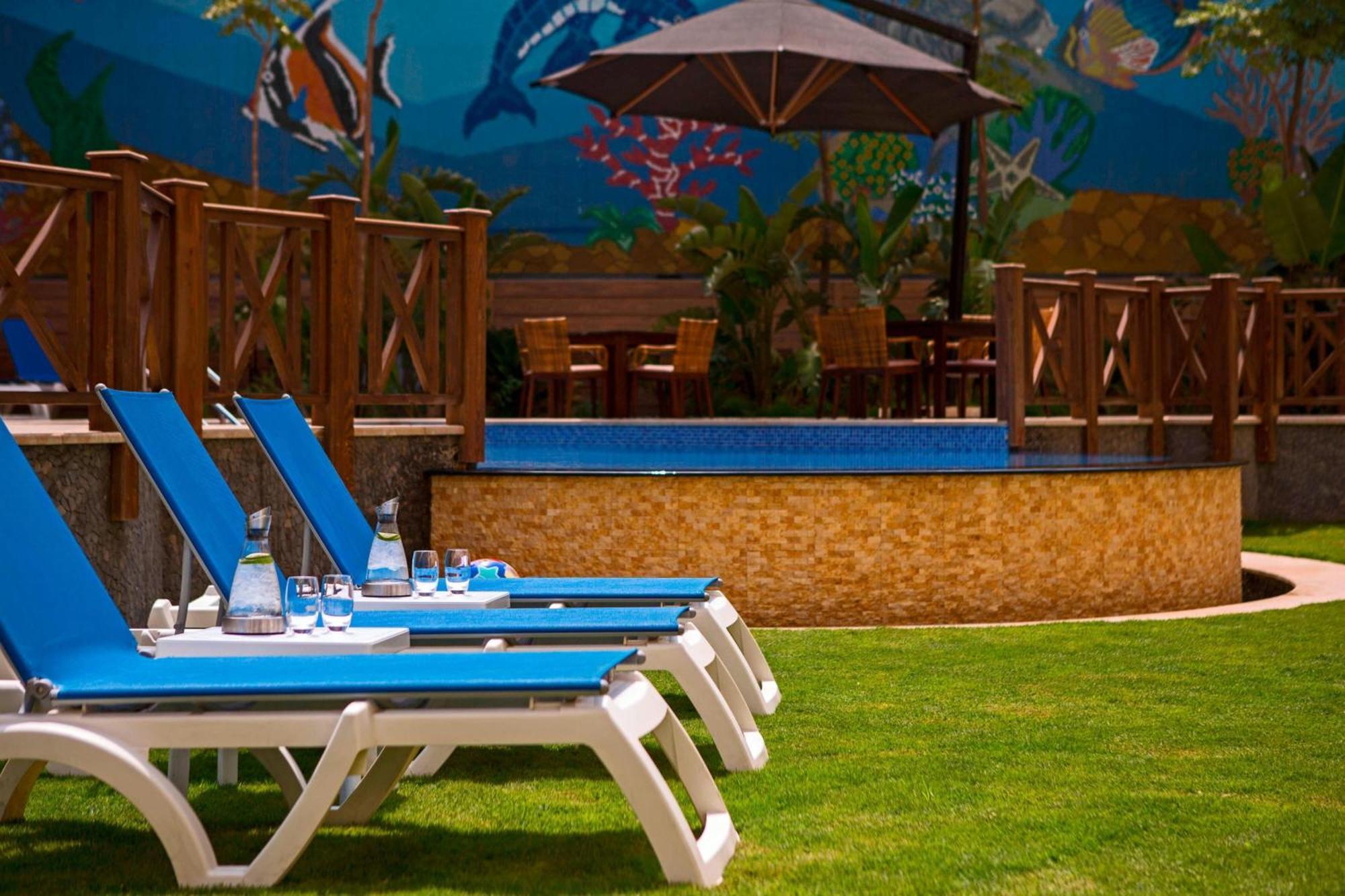 Renaissance Cairo Mirage City Hotel Bagian luar foto The pool at the hotel